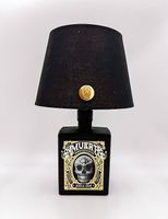 Lampada Eco-Friendly in Bottiglie di Gin Amuerte nera paralu