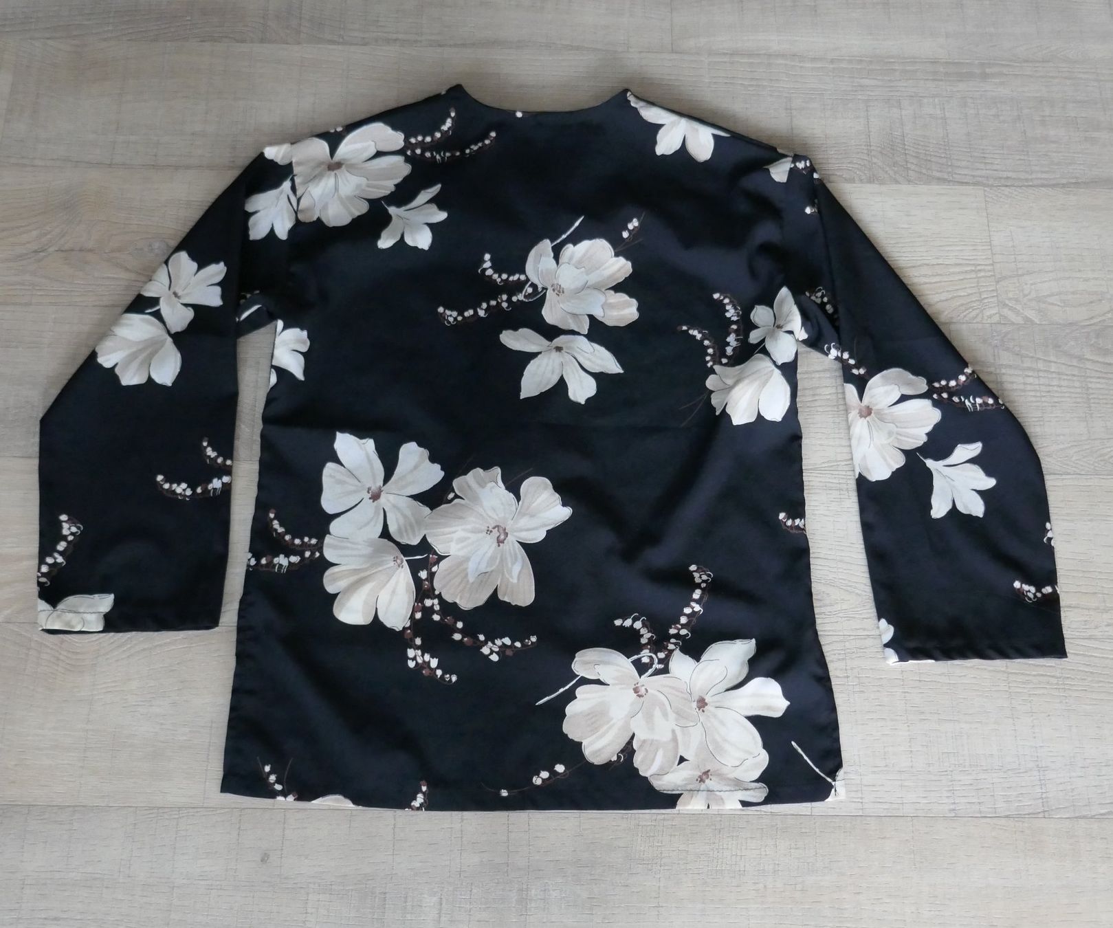 Blusen: Bluse / Hemdbluse / Cardigan Gr. S, schwarz mit Blumenmuster – Gebraucht aus Port von uzuku 5