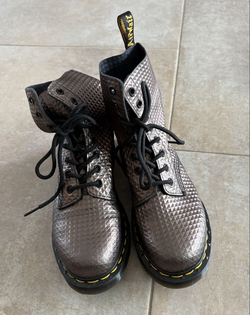 Dr. Martens Scarpe da uomo: Dr. Martens Pascal Boots Gr. 38, Metall-Look – Usato da Baden venduto da est_92cz
