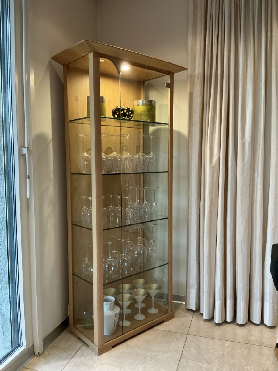 Vitrinen: Vitrine beleuchtet in edlem Echtholz – Gebraucht aus Worb von Daenub 1