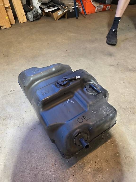 Accessori per altri veicoli: AdBlue Tank für div. Dodge Ram – Usato da Appenzell venduto da Fabiandoerig 4