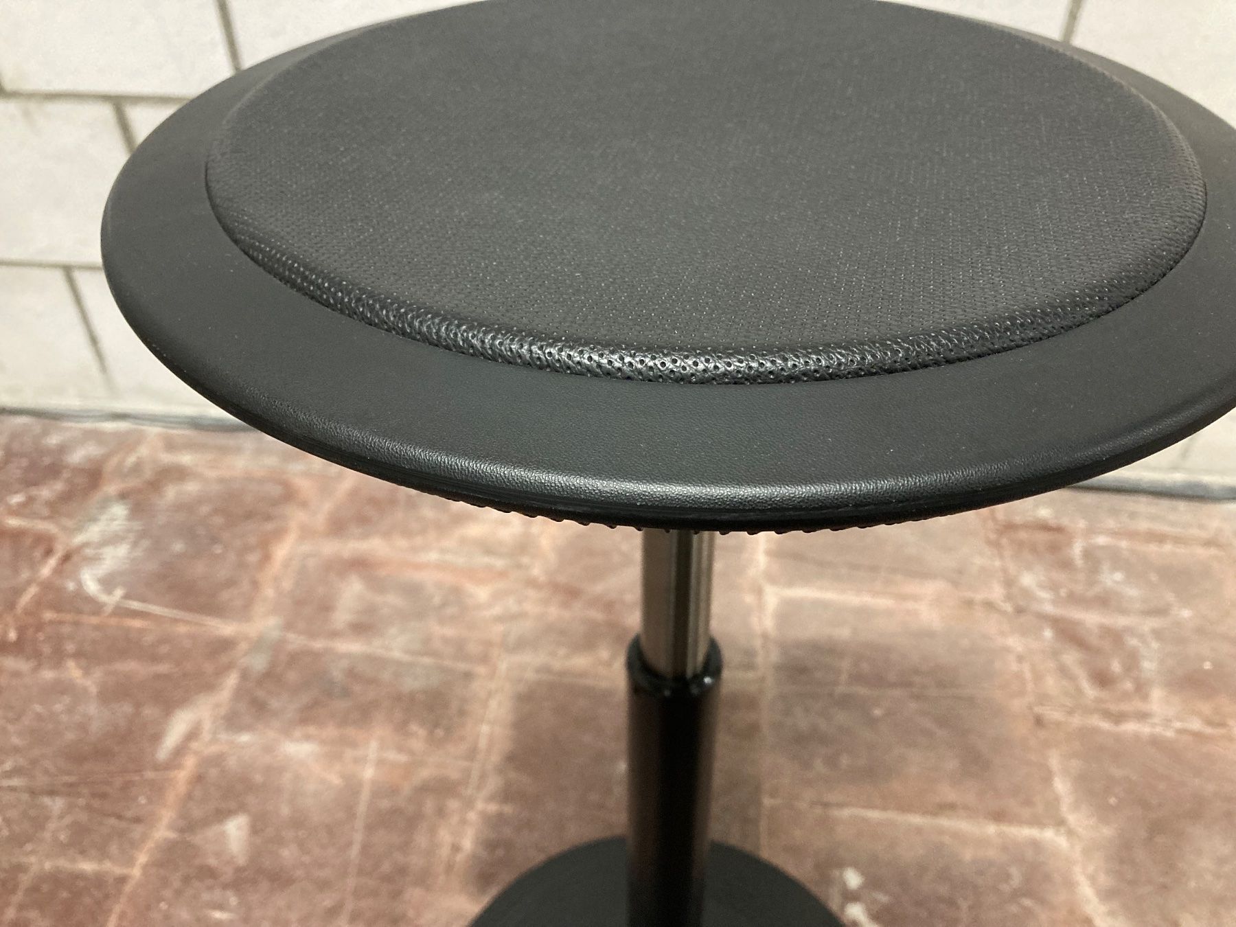 Wilkhahn Hocker: Wilkhahn Stitz – Gebraucht aus Bern von Solid 2