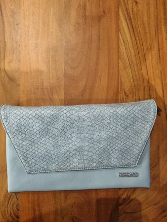 Schicke Damen Clutch in Hellblau Kunstleder Kroko-Optik