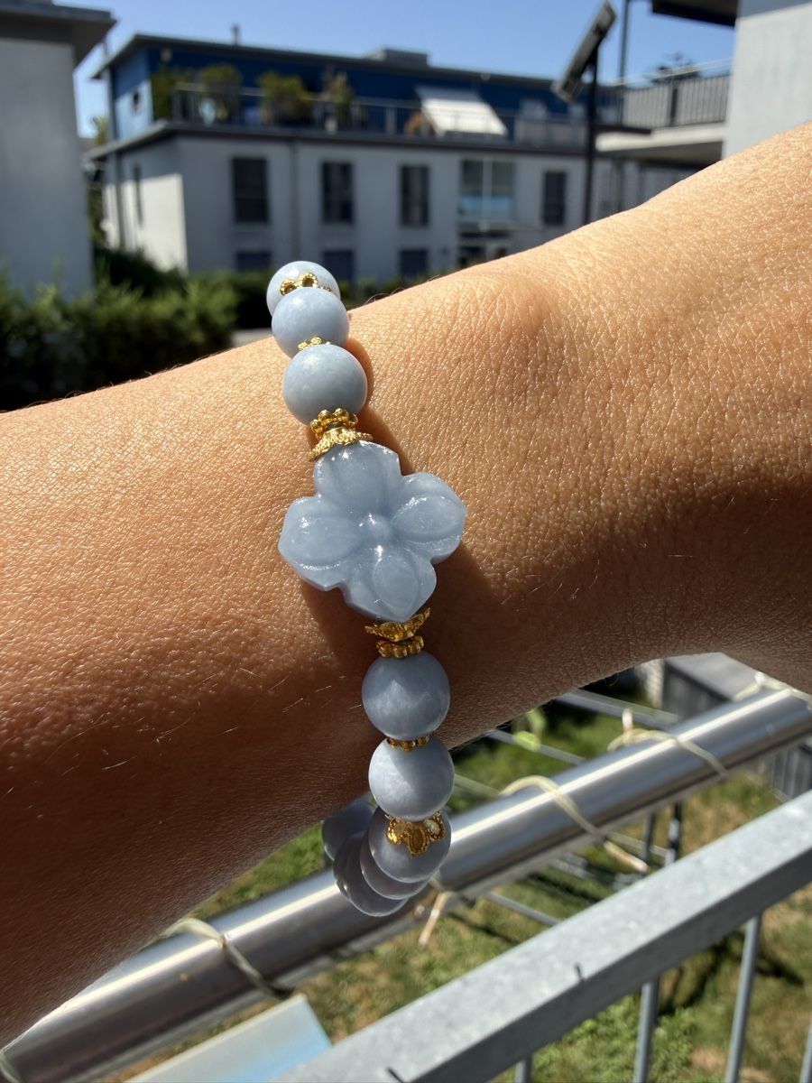 Armbänder & -reifen: Angelit Armband mit Blumen-Anhänger | Elastisches Edelstein – Neu (gemäss Beschreibung) aus Jegenstorf von SteinGlanz 2
