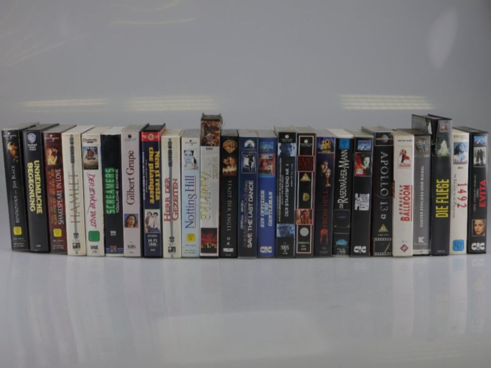 Tutti i VHS: Kiste mit Videokassetten – Usato da Volketswil venduto da brockipfannenstil 1