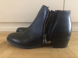 Bottines en cuir à talons neuves