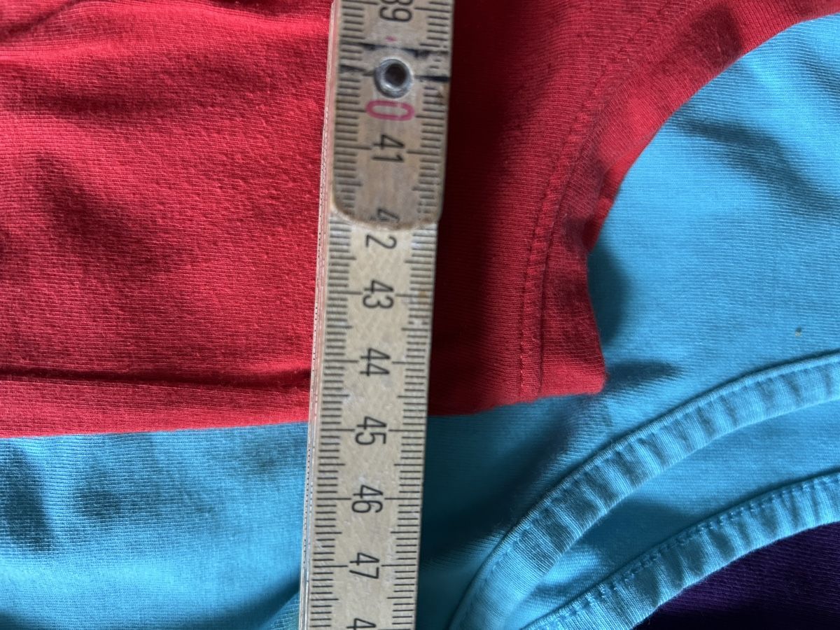 Lotti di vestiti: 5 Träger Shirt – Usato da Rüti ZH venduto da Masken 3
