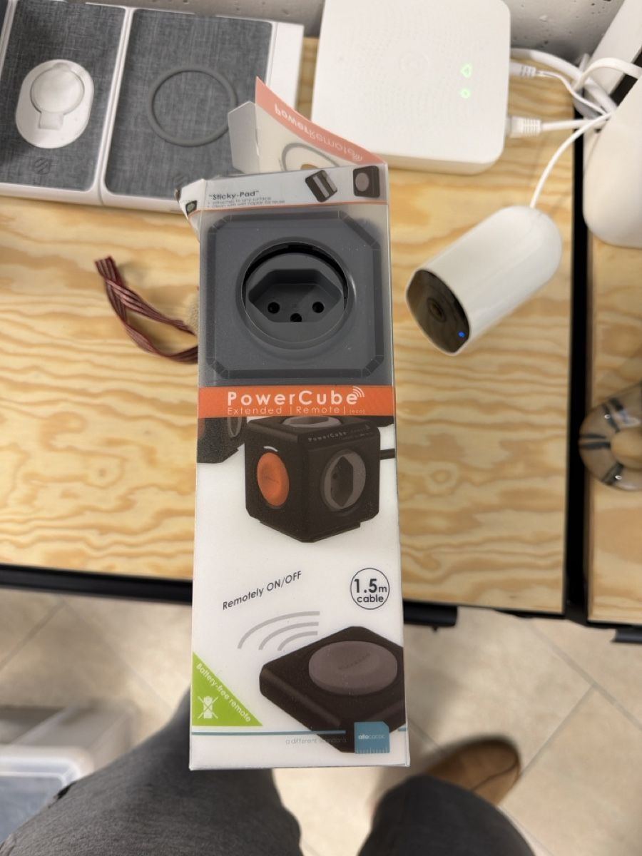 Spine: PowerCube Steckdose mit Fernbedienung neu – Nuovo e nell'imballaggio originale da Schindellegi venduto da LeWinterli