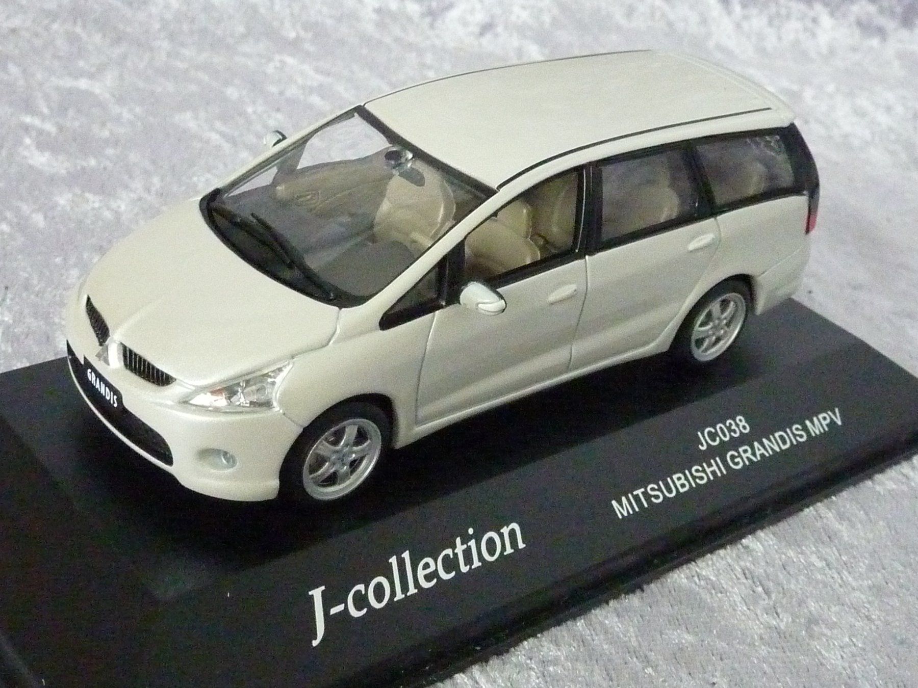 Mitsubishi Modellini d'auto: Mitsubishi Grandis MPV  1:43 – Nuovo e nell'imballaggio originale da Dürrenäsch venduto da modellautos4you 2