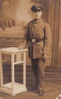 WK I: Soldat posiert stehend, Photokarte