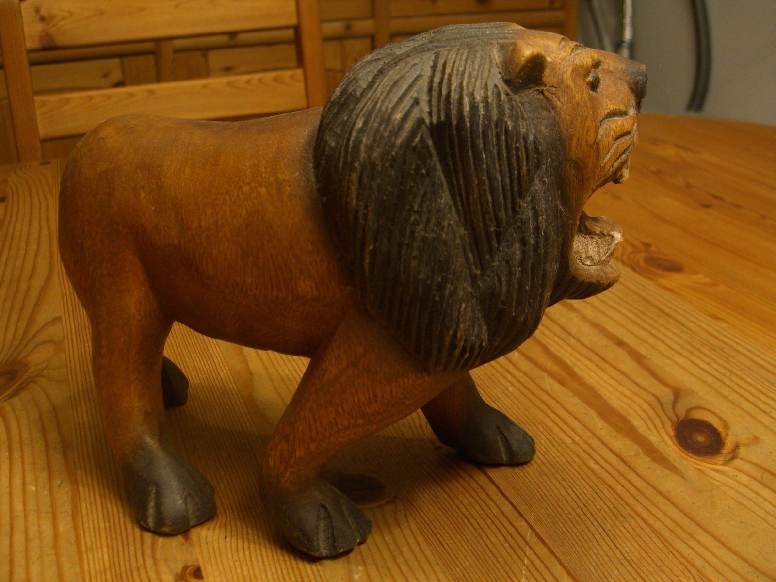 Skulpturen & Statuen: schöner Löwe aus Massiv-Holz,Handarbeit – Gebraucht aus Winterthur von Gaia 7