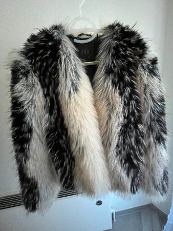 Zara – Veste en fourrure noir, blanc et gris