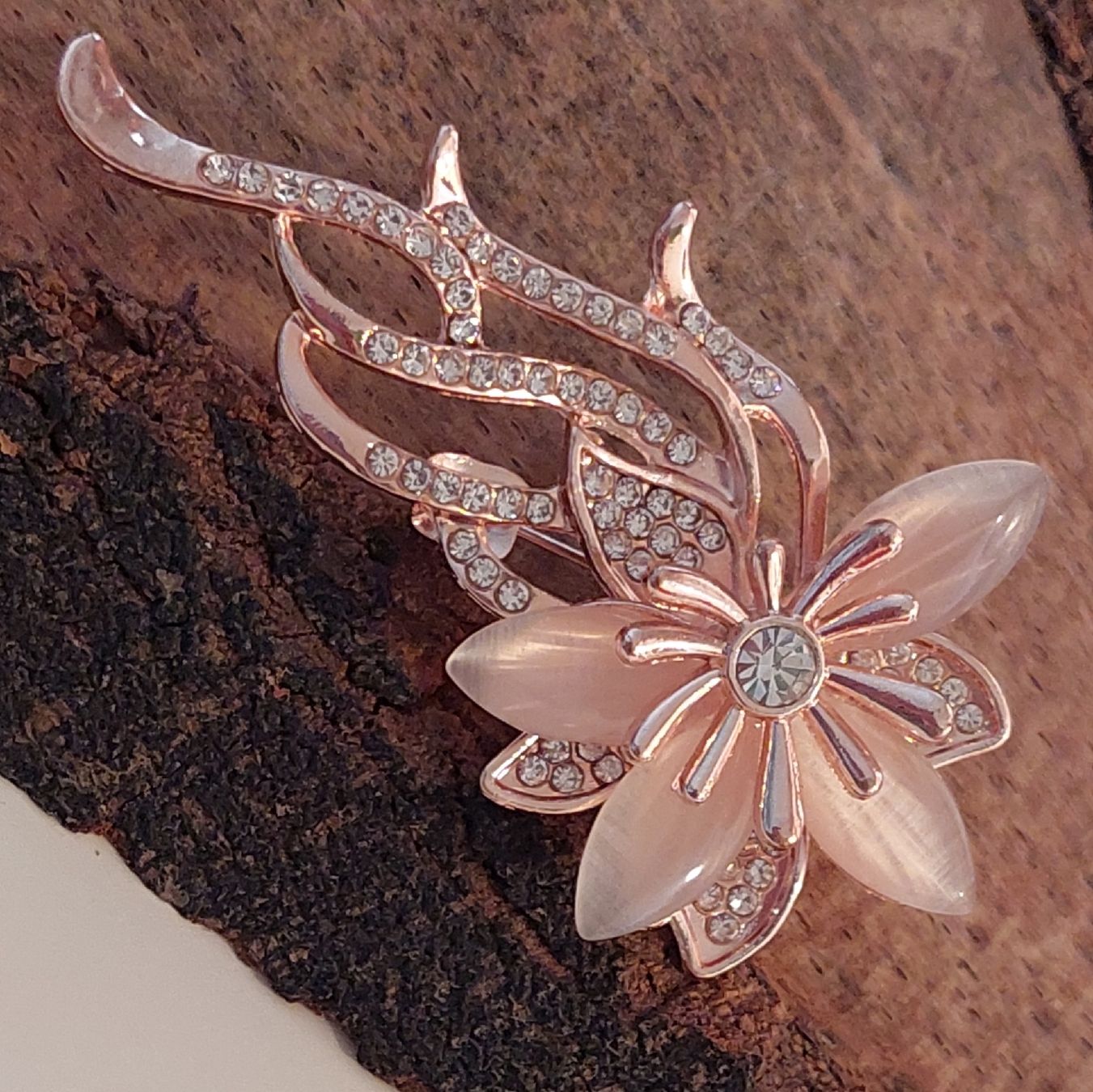 Spille & Fermagli: Hübsche Brosche Orchidee / Blume mit Strass rosegold-farbig – Nuovo (secondo la descrizione) da Oberwil BL venduto da Hunajakakku 1