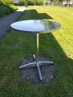 Runder Bistrotisch aus Metall mit Muster auf Tischfläche