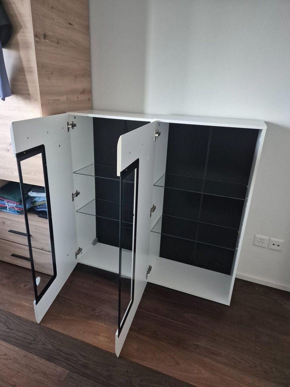 Schränke: Zwei Vitrinenschränke weiss – Gebraucht aus Hombrechtikon von nie_hk8r 1