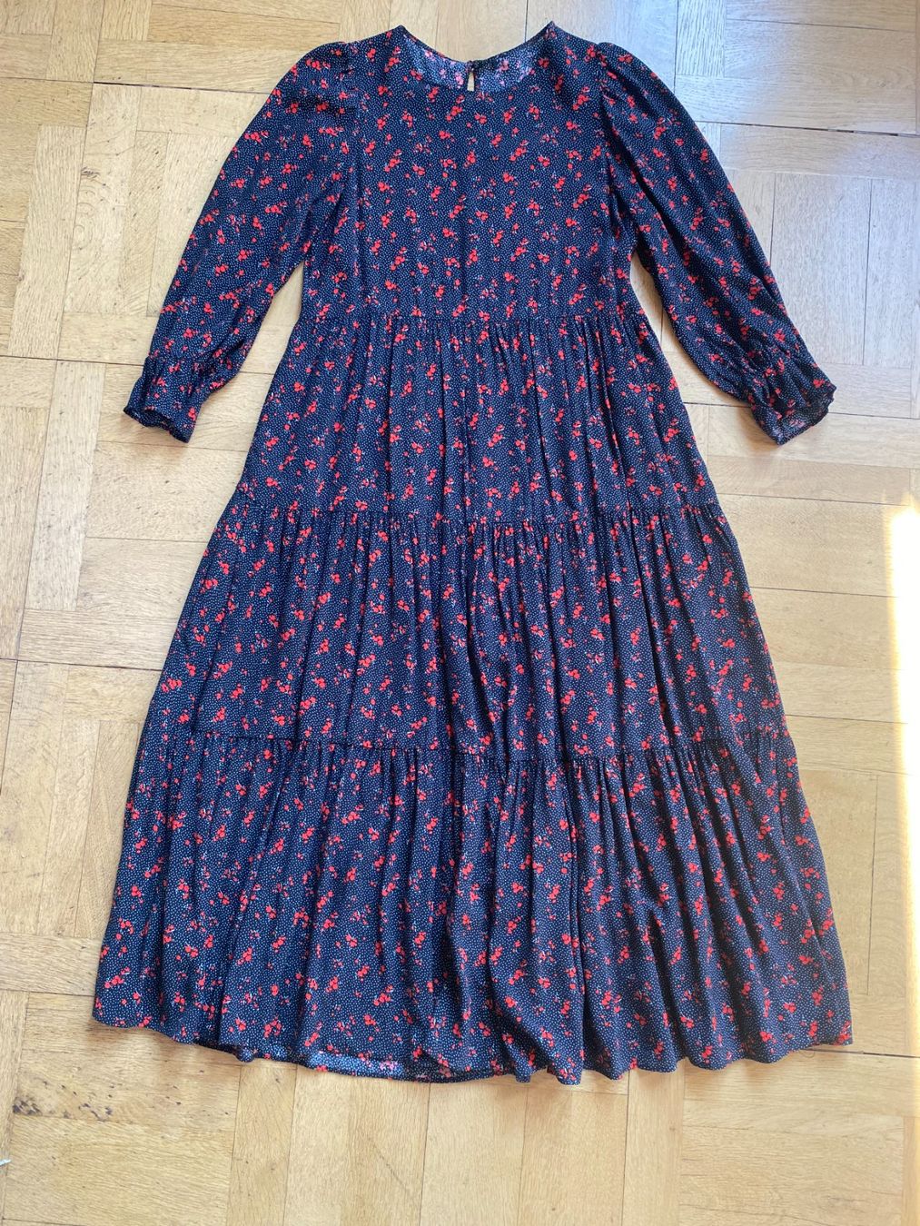 Vestiti: SCHWARZES MIDIKLEID MIT ROTEN BLUMEN – Usato da Zürich venduto da ilj_b22t