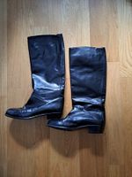 paire de bottes en cuir noir