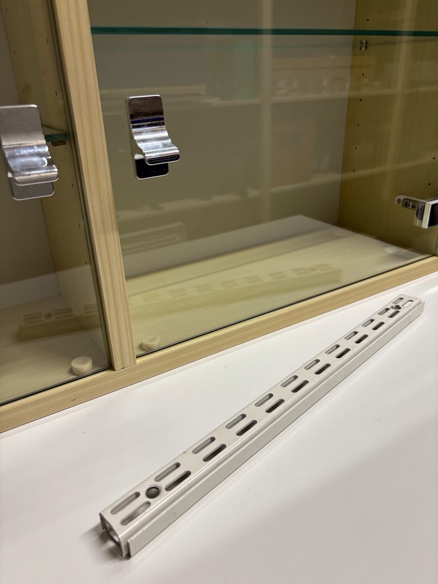 Vitrines: Vitrine hell Holzoptik mit Glastüren zwei Fächer – D'occasion à Lüchingen par Ricardo_9450 3