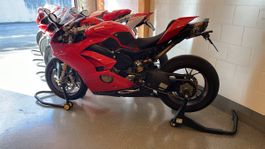 Ducati Panigale V4 S mit umfangreichem Zubehör