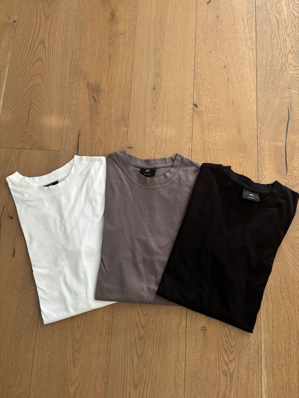 H&M T-shirts: 3er-Pack Basic Longsleeves in weiss, braun/grau, Schwarz – D'occasion à Trübbach par Nico.Broder