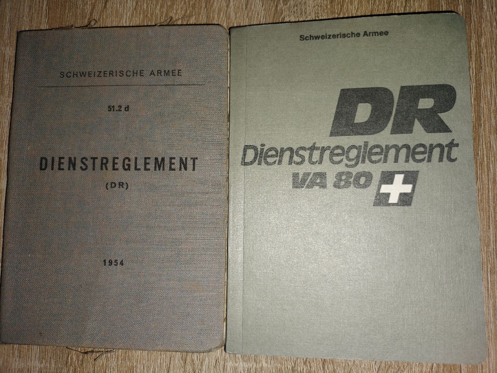 Libri: Zwei Schweizer Armee Militär Dienstreglemente – Usato da Schwanden Sigrisw venduto da len_9yqg