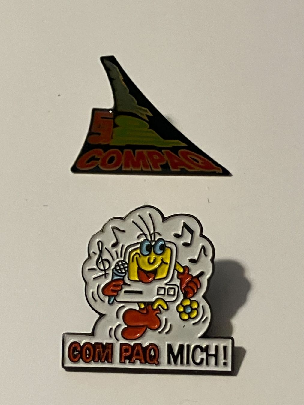 Placchette & Badge: 2 Pin Compaq "Let's Compaq" & "Com Paq Mich" – Usato da Basel venduto da djwwpp