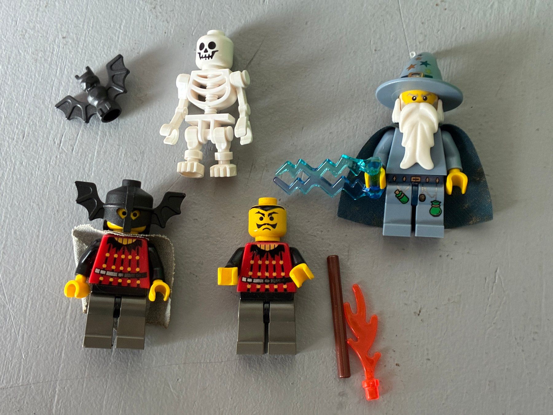 Lego Jeux de construction: 4 LEGO Minifiguren Ritter / Castle – D'occasion à Reigoldswil par Frog40