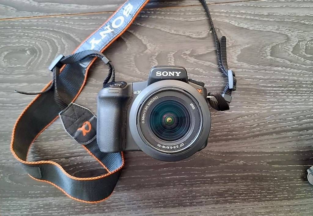 Fotocamera: Sony-Alpha-Spiegelreflexkamera – Usato da Fehraltorf venduto da Marlene4 4