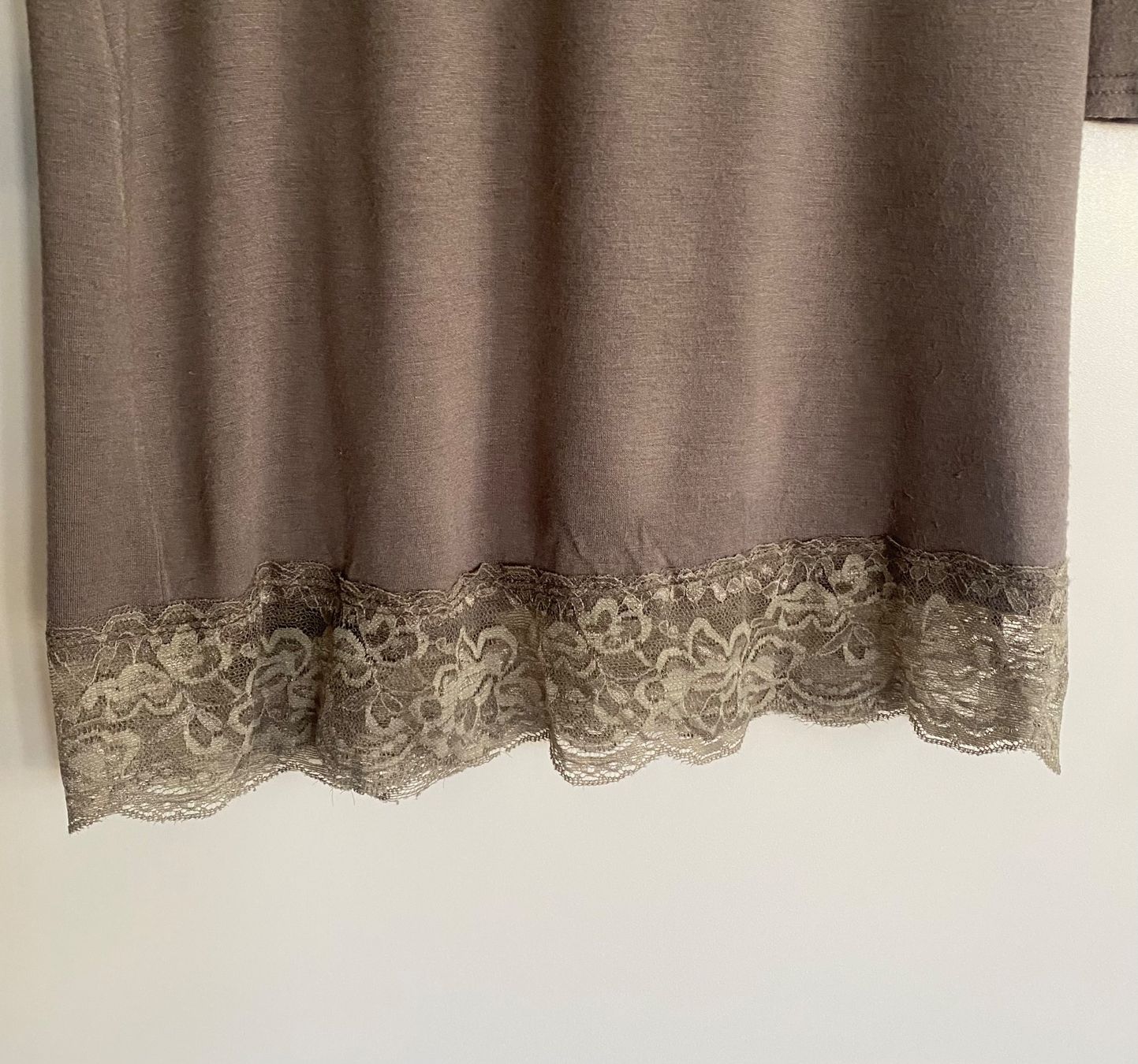 T-shirt: Oberteil mit Spitze Gr. M/L, taupe/schlamm – Usato da Zürich venduto da Maria2021 1