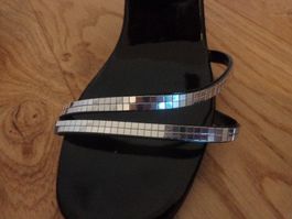 2 schwarze Sandalen mit transparentem Absatz