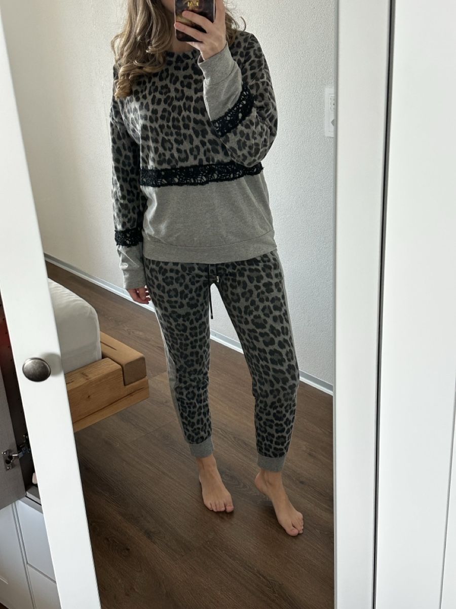 Kleiderpakete: Leoprint Jogginganzug ONE Size – Gebraucht aus Arbon von lua_sl9k