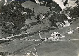 Malbun   FL  -  Postautos beim Alpen-Hôtel-Kuirhaus MALBUN
