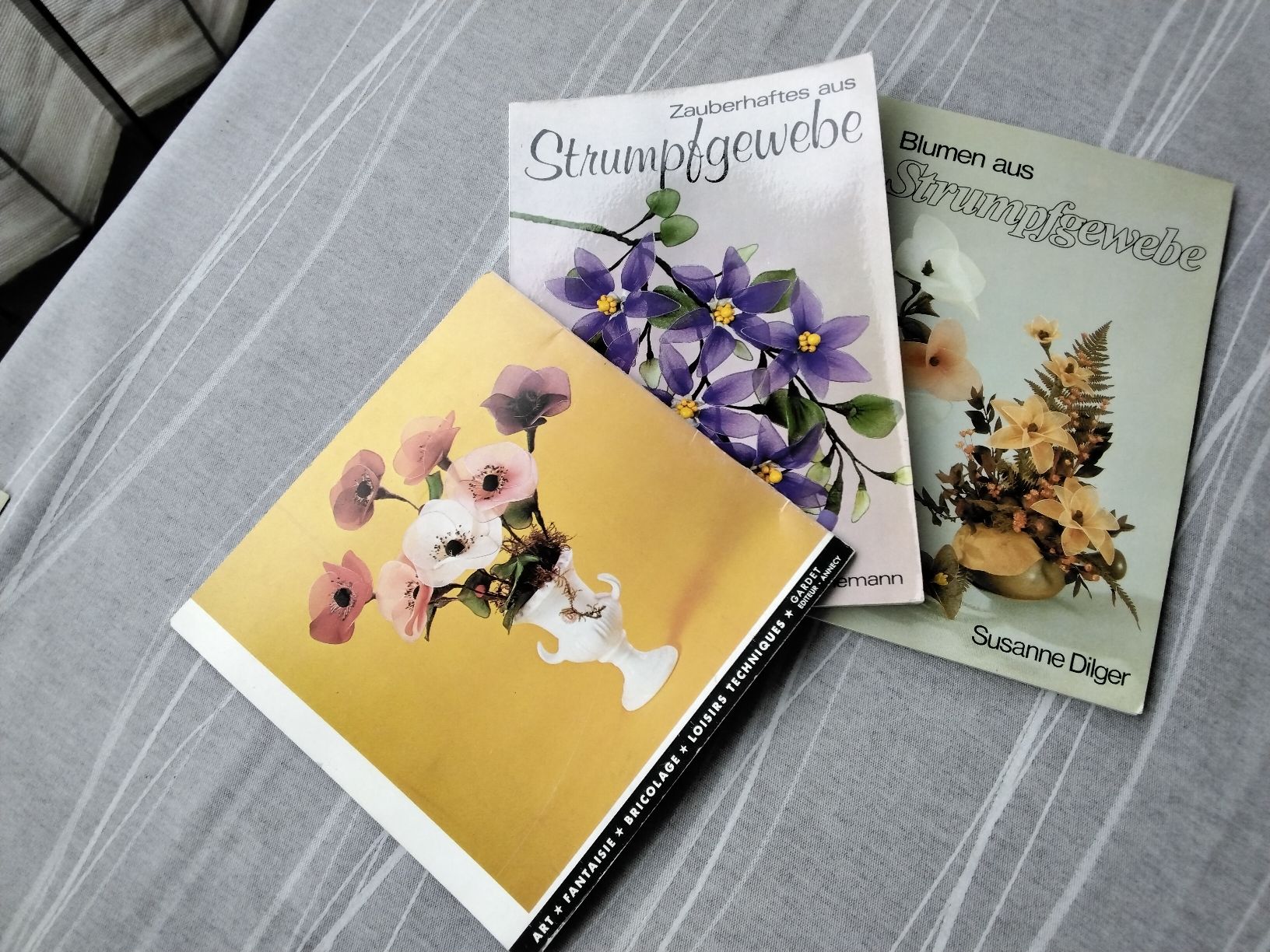 Libri: 3 Bastel Bücher zu Strumpf Blumen – Usato da Biel/Bienne venduto da dasi3