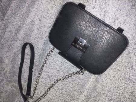 Schicke Esprit Handtasche in Schwarz mit Silberdetails