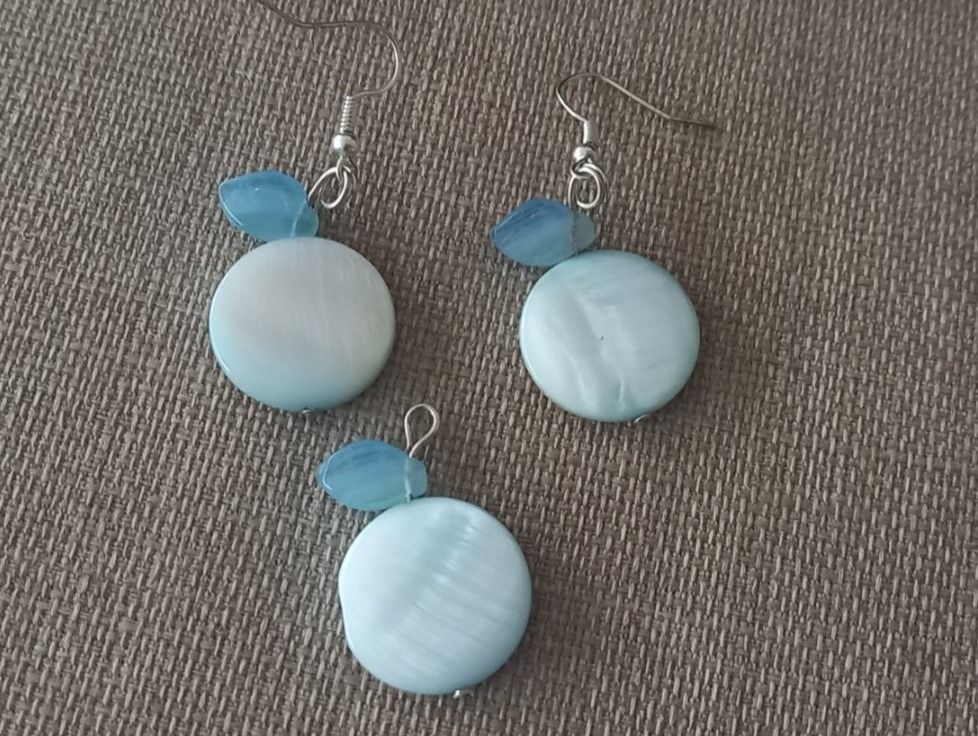 Orecchini pendenti & Orecchini a lobo: Light blue 💙 Perlmutt Ohrringe – Nuovo e nell'imballaggio originale da Killwangen venduto da sockenmeister