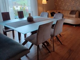 Tischset: Glastisch mit Nussbaum-Kreuzbein Nussbaumstühle