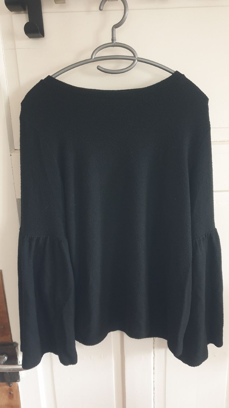 Maglioni & Felpe: Eleganter Pullover mit Trompetenärmeln, Grösse M – Usato da Gränichen venduto da mic_x2zf