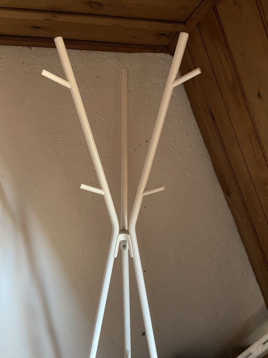 Ikea Kleiderbügel: White Coat Stand Tripod Tree Design Metal Frame Used – Neu (gemäss Beschreibung) aus Horgen von Gregor_32 1