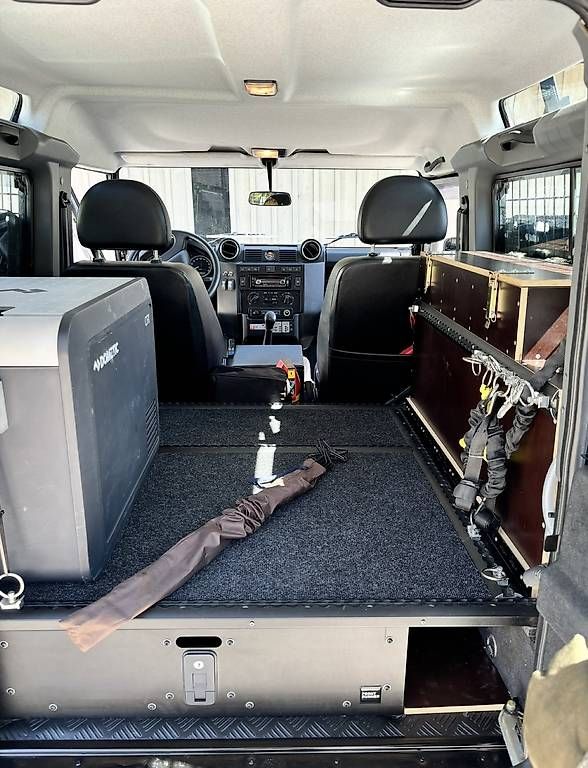 Abreuvoirs & Auges: Wassertank Frontrunner 50L mit Schrankaufsatz und Dusche – D'occasion à Zürich par car_8bmc 4
