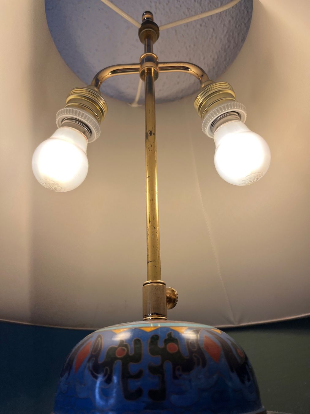 Lampade: Chinesische Cloisonné Tischlampe mit Stoffschirm – Usato da Otelfingen venduto da Yossi-68 2