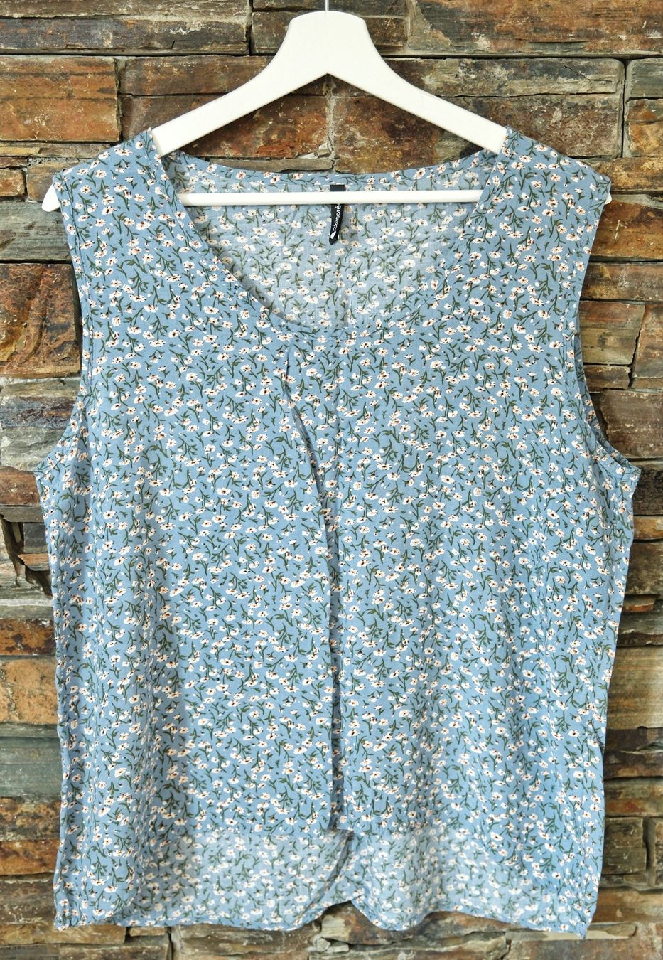 Top: Top Gr. L Chicorée hellblau Blumenmuster – Usato da Wohlen AG venduto da Exitburn