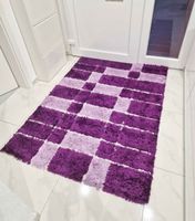 Tapis violet à motifs