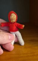 Stühlchen mit Puppe von Erna Meyer für Puppenhaus