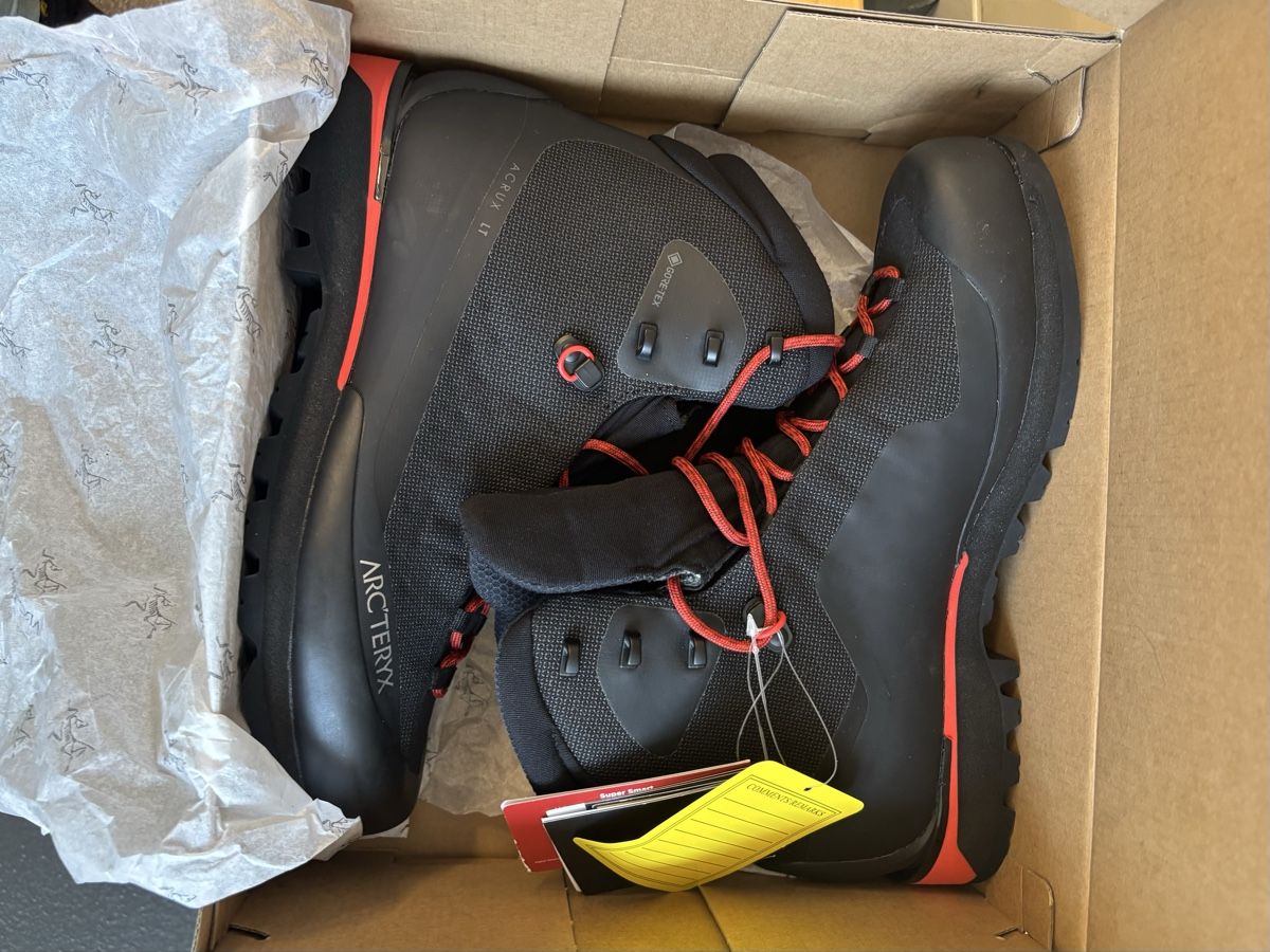 Arcteryx Scarpe da uomo: Neue Arc’teryx Bergschuhe 42.5 – Nuovo e nell'imballaggio originale da La Tour-de-Trême venduto da ValGruyere 2
