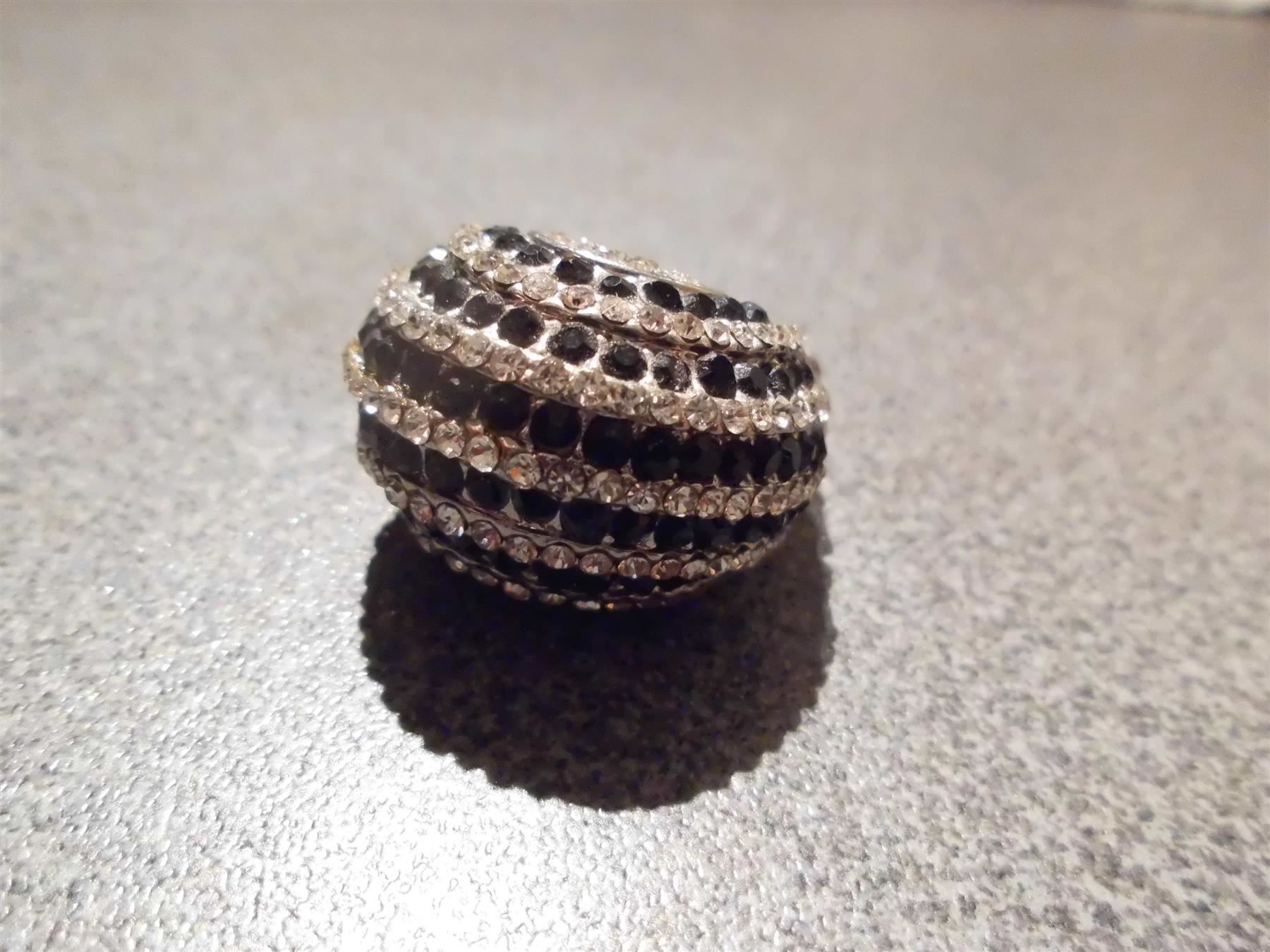 Ringe: Ring, schwarz/silberfarbig gestreift – Gebraucht aus Zürich von Motzkuh