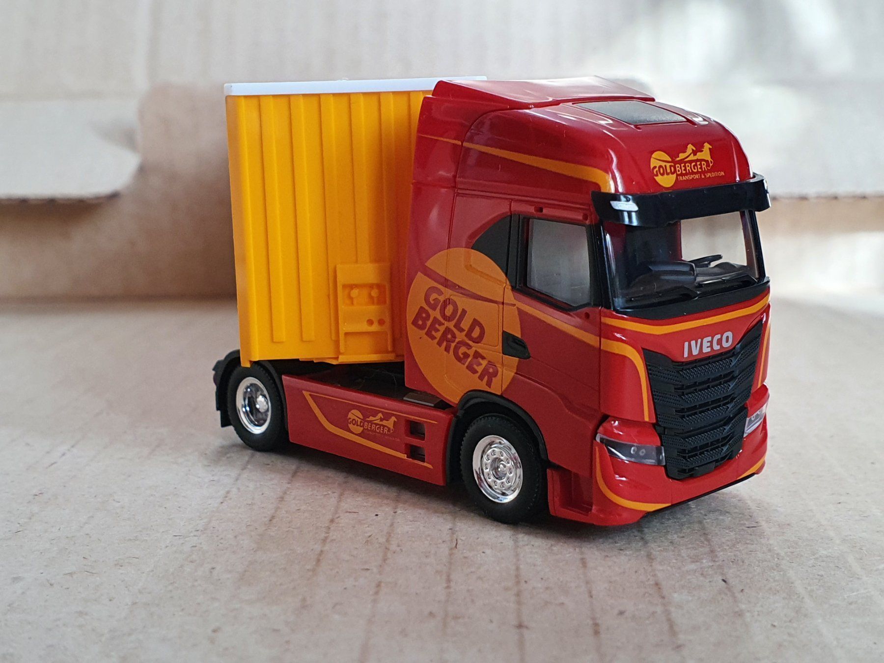 Herpa Modellini d'auto: HERPA. IVECO S/WAY 4X2.      1:87. – Nuovo e nell'imballaggio originale da Romanel-s-Lausanne venduto da Bidule01 1