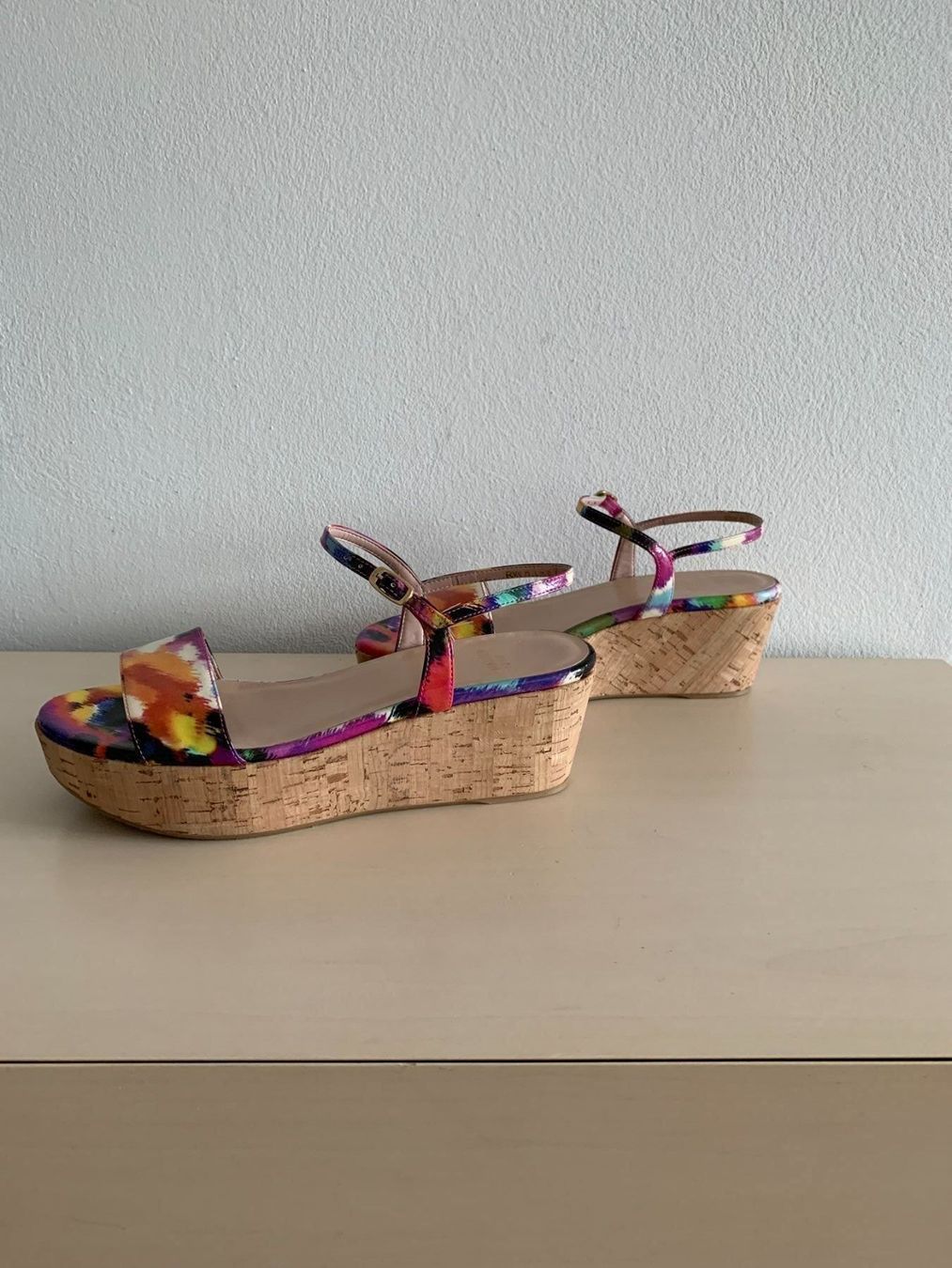 Stuart Weitzman Scarpe da donna: STUART WEITZMAN: Edle florale Lackleder Sandale, 37,5 – Nuovo (secondo la descrizione) da Luzern venduto da designluzern 2