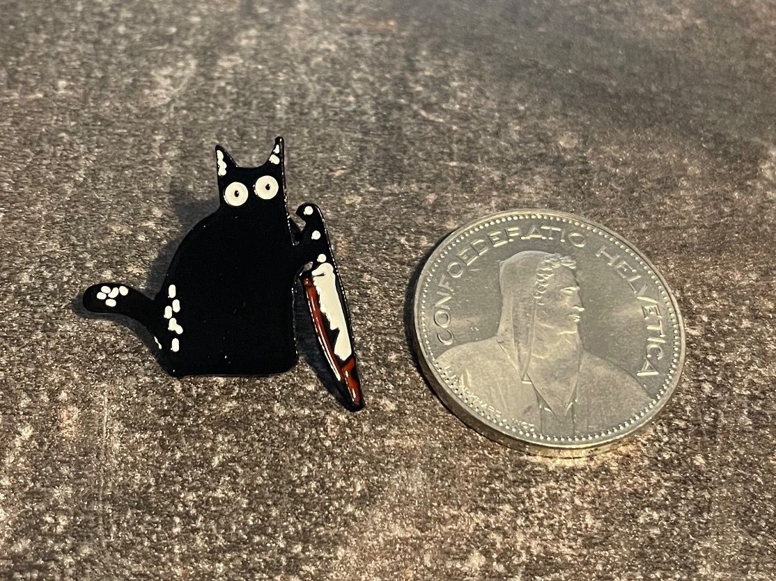 Plaquettes & Badges: Cat with a Knife Pin – D'occasion à Biel/Bienne par bas_c8yf 1