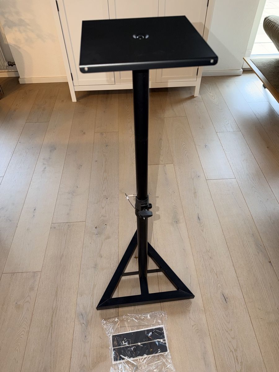 Supporti a parete: 1x Support enceinte ou projecteur, robuste, hauteur réglable – Usato da Nidau venduto da ym_fevrier