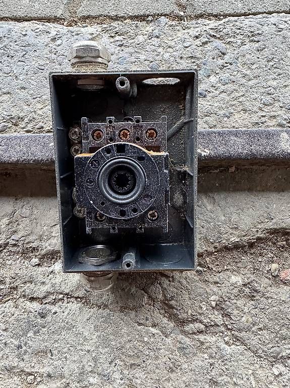 Schalter: Matériel électrique - interrupteurs – Gebraucht aus Lentigny von EcuProd1 3